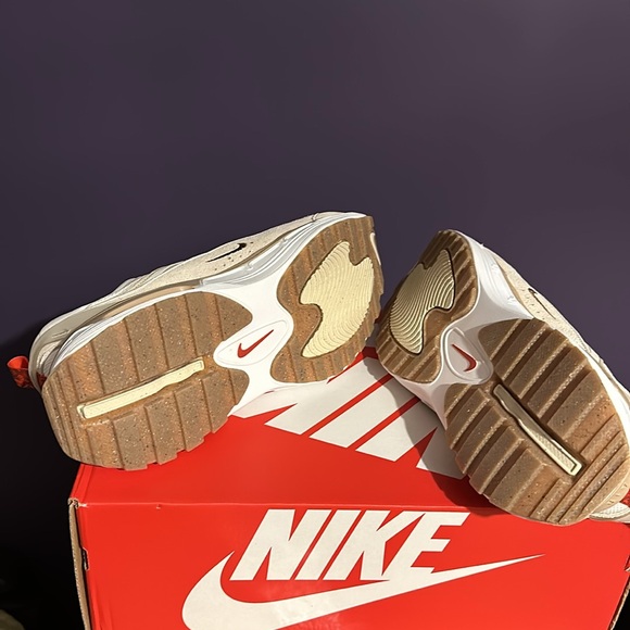 New! Nike Air Max Bliss SE Size 10 in Neutral with a touch of Red - Picture 4 of 5